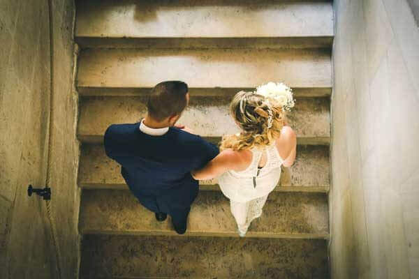 couple montant escalier À la mairie de Libourne moments forts de votre mariage en photos