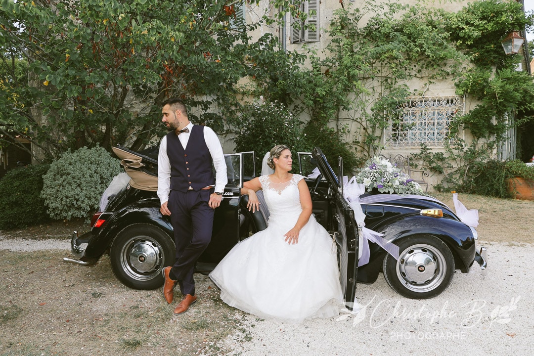 Parempuyre - Cuple de jeunes mariés autour d'une voiture ancienne