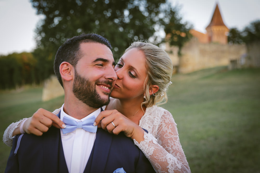 Libourne - Couple de jeunes mariés s'embrasant dans le jardin d'un château