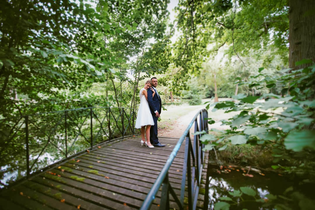 Arcachon - Couple de jeunes mariés sur un pont au bord d'une rivière