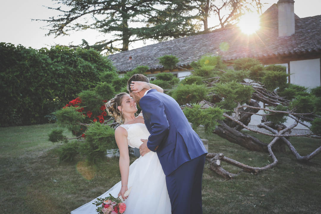 Bègles - Couple de jeunes mariés s'enlaçant dans un jardin au coucher du soleil