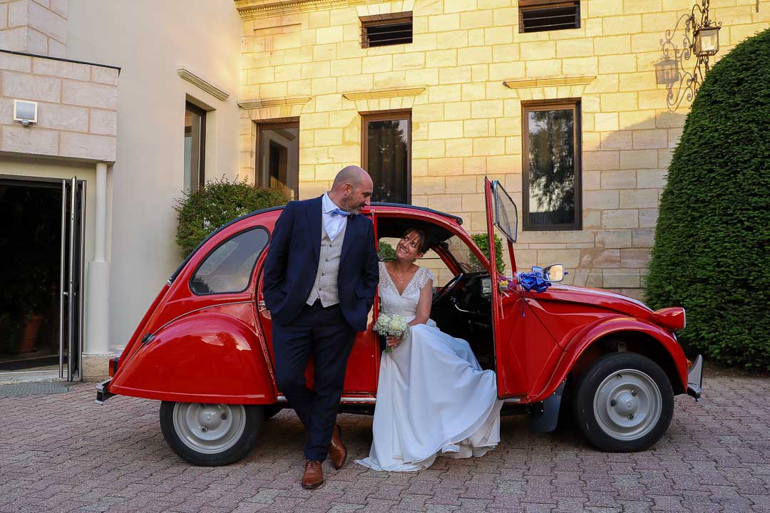 Floirac - Couple de jeunes mariés proches d'une voiture rouge