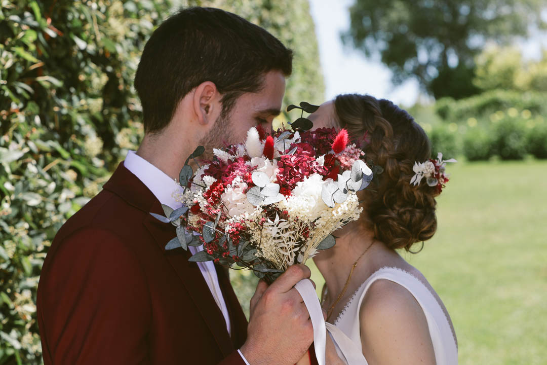 La Teste de Buch - Couple de jeunes mariés se cachant derrière un bouquet de fleurs