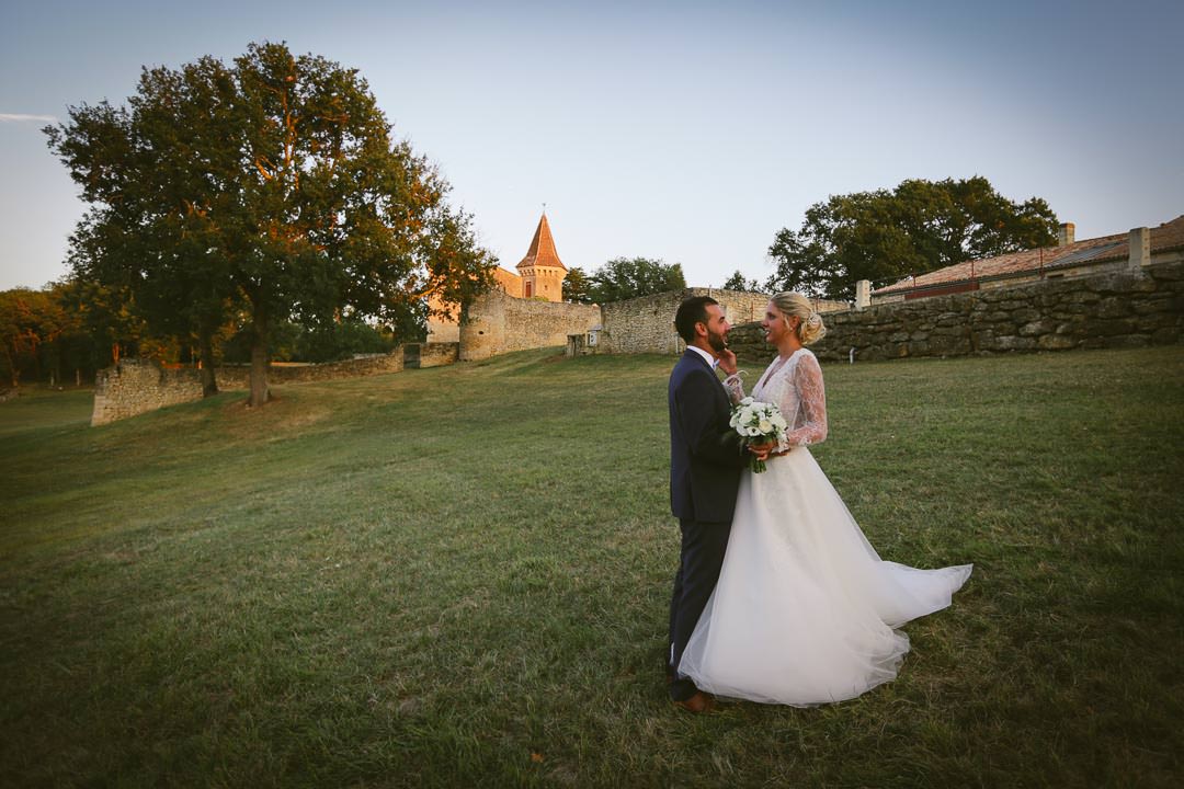 Léognan- Couple de jeunes mariés dans le jardin d'un château