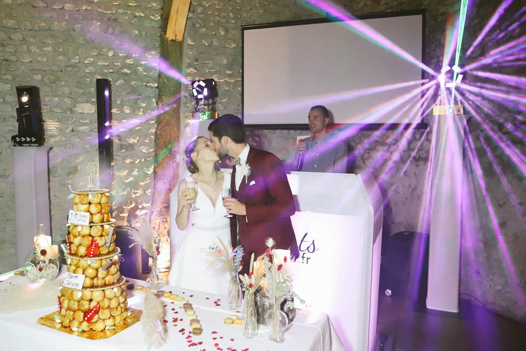 Juvignac - couple de jeunes mariés devant leurs gâteau de mariage