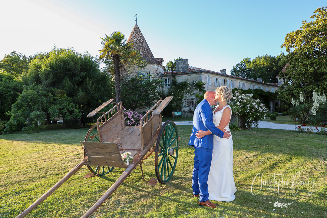Clermont-l'Hérault - couple de jeunes mariés s'enlaçant près d'une charrette
