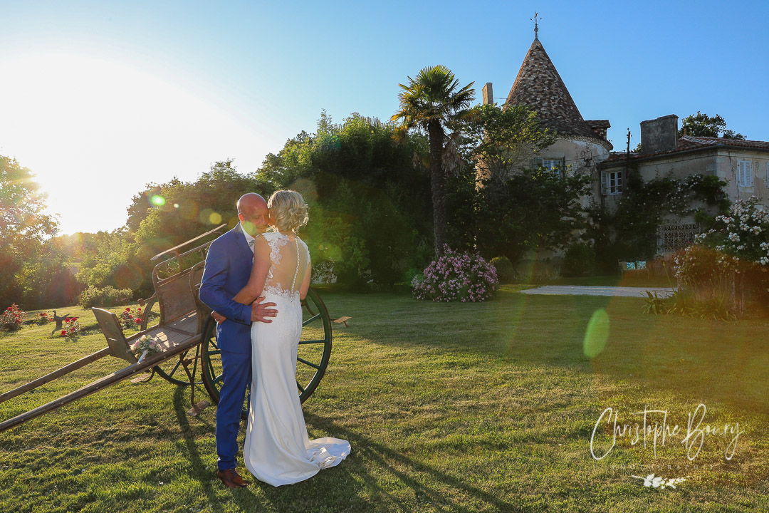 Balaruc-les-Bains - Couple de jeunes mariés s'enlaçant au coucher du soleil