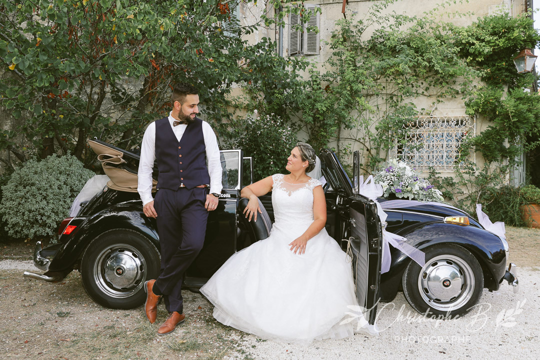 Marsillargues - Couple de jeunes mariés dans une voiture ancienne