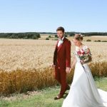 Sète - couple de jeunes mariés marchant près d'un champ de blé