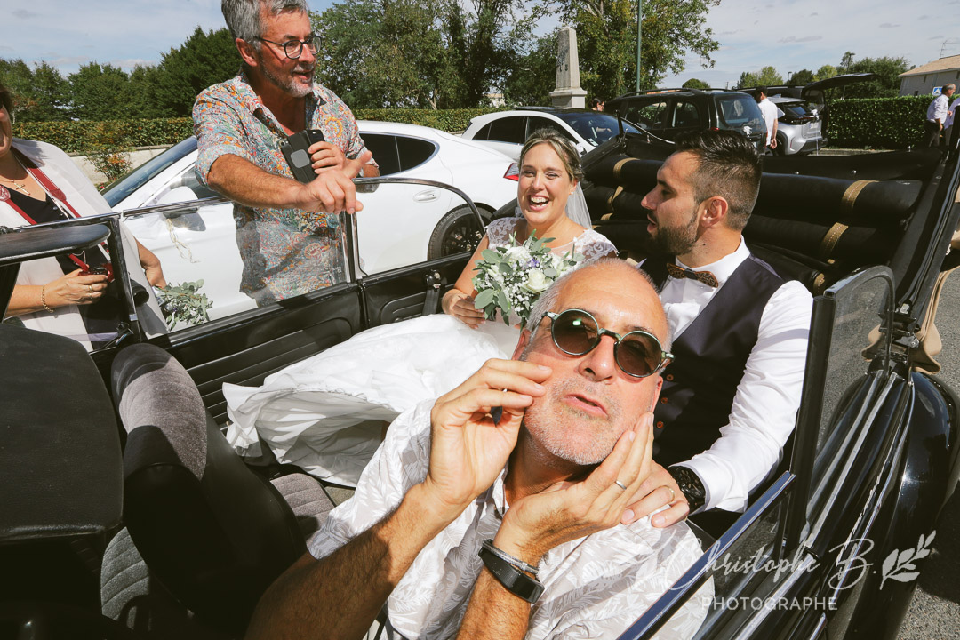 Pézenas - couple de jeunes mariés dans une voiture avec leurs amis