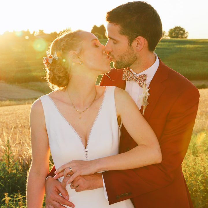 Agde - couple de jeunes mariés s'embrassant au coucher du soleil