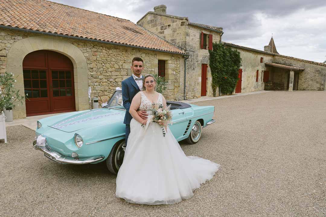 Meilleur photographe de Gironde photo de mariage avec une vieille voiture